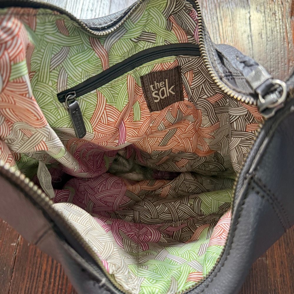 The Sak Hobo Shoulder Bag Purse Grey Leather Front Zip Charm Accent - EUC - Picture 7 of 10